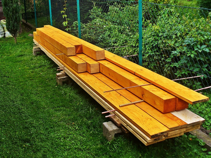 ebeniste-HYERES-min_boards_the_rafters_joinery_tree_painting_wood_colored_paint-871508