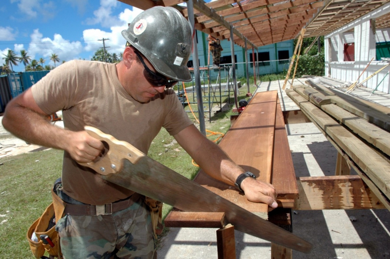 ebeniste-HYERES-min_worker_construction_building_carpenter_male_job_build_helmet-893290